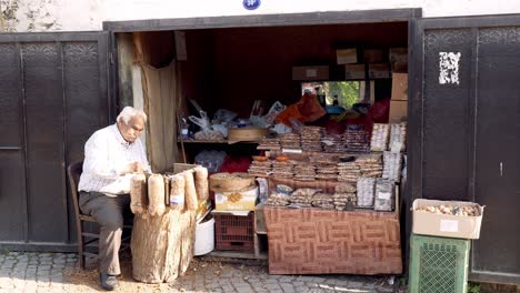 Vendedor-Ambulante-Rompiendo-Y-Descascarando-Nueces-Con-Un-Martillo-Para-Vender-Desde-Su-Puesto