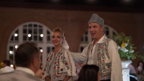 Cantantes-Tradicionales-Rumanos-Actúan-En-Una-Fiesta-De-Boda.