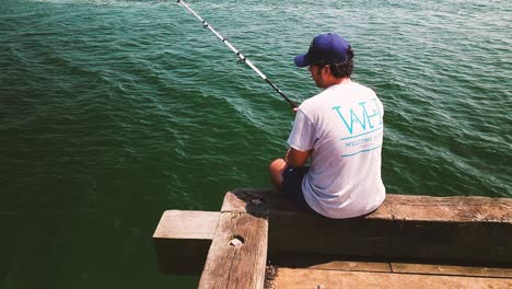 Angeln-Auf-Streifenbarsch-Am-Maine-Pier