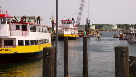 Ferries-De-La-Bahía-De-Casco-Esperando-En-El-Muelle-Del-Puerto-De-Portland-Maine