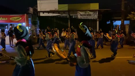 Desfile-O-Festival-De-Takbir,-Un-Evento-Para-Dar-La-Bienvenida-A-Eid-Al-fitr-O-Eid-Al-adha,-Portando-Linternas-Y-Vistiendo-Trajes-únicos-Y-Pronunciando-Los-Símbolos-De-Allah