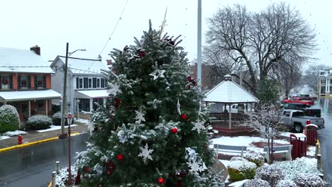 Árbol-De-Navidad-En-La-Pequeña-Ciudad-De-EE.UU.-Plaza-Cubierta-De-Nieve-Durante-Las-Ráfagas-De-Nieve.