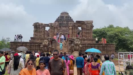 Menschenmenge-Im-Sonnentempel-Von-Konark-Ist-Ein-Sonnentempel-Aus-Dem-13.-Jahrhundert-N.-Chr.-In-Konark-In-Odisha,-Indien