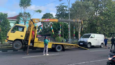 Indonesien-–-6.-Juli-2023:-Das-Auto-Eines-Verunglückten-Radar-Jogjas-Wird-Nach-Einem-Unfall-Auf-Einen-Abschleppwagen-Geladen