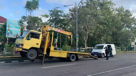 Das-Auto-Eines-Verunglückten-Radar-Jogjas-Wird-Nach-Einem-Unfall-Auf-Einen-Abschleppwagen-Geladen,-Yogyakarta,-Indonesien-–-6.-Juli-2023