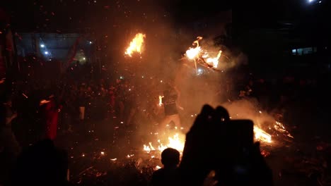 Jepara,-Indonesia---5-De-Junio-De-2023:-Guerra-De-Antorchas,-Uno-De-Los-Patrimonios-Culturales-Celebrados-Después-Del-Mes-De-Ramadán