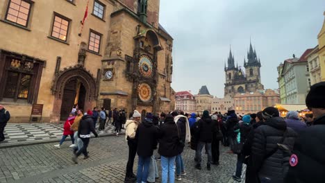 Plaza-Del-Casco-Antiguo-De-Praga-Llena-De-Gente-Durante-El-Invierno-4k-30-Fps