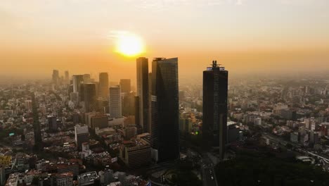 Toma-Panorámica-Con-Drones-Alrededor-Del-Hotel-Ritz-Carlton,-Tarde-Soleada-En-La-Ciudad-De-México.