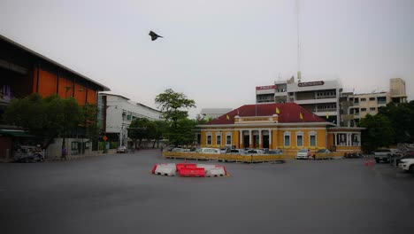 The-Royal-Palace-Police-Station-with-its-Yellow-Facade-in-Sanam-Chai,-Bangkok