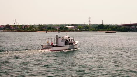 Barco-Langosta-Saliendo-Del-Puerto-De-Portland-Maine