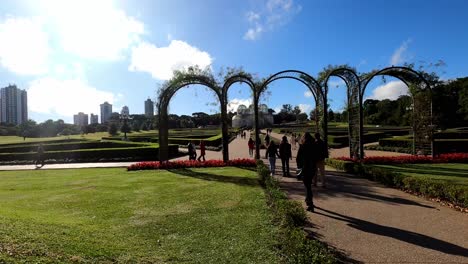 Eingang-Zum-Botanischen-Garten-An-Einem-Sonnigen-Tag.-Rundgang-Durch-Den-Stadtpark