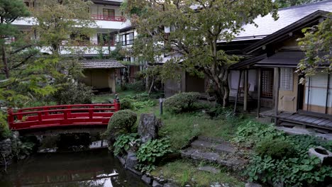 Zen-Garten-Mit-Roter-Brücke-über-Den-Teich-In-Der-Unterkunft-Im-Sekishoin-Tempel-In-Koyasan