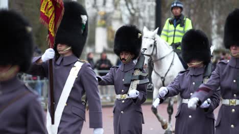 Nahaufnahme-Der-Londoner-Königsgarde,-Die-Vom-Buckingham-Palace-Aus-Auf-Das-Einkaufszentrum-Marschiert