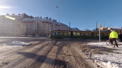 Der-Verkehrsfluss-Kommt-Am-Zebrastreifen-Zum-Stillstand,-Weil-Eine-Straßenbahn-Vorbeifährt,-Wodurch-Der-Verkehr-Vorübergehend-Unterbrochen-Wird