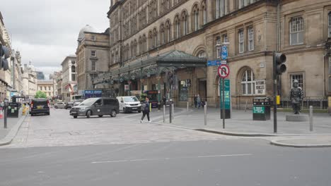 Menschen-Und-Fahrzeuge,-Die-Am-Hauptbahnhof-Von-Glasgow-Vorbeifahren-Und-Hineinfahren