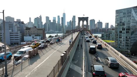 Vuelo-Aéreo-Sobre-El-Tráfico-Y-Los-Peatones-En-El-Puente-De-Brooklyn-En-La-Ciudad-De-Nueva-York