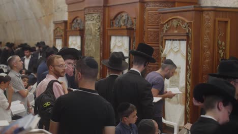 Hombres-Leyendo-La-Torá-Y-Orando-En-El-Muro-De-Las-Lamentaciones,-Jerusalén,-Israel