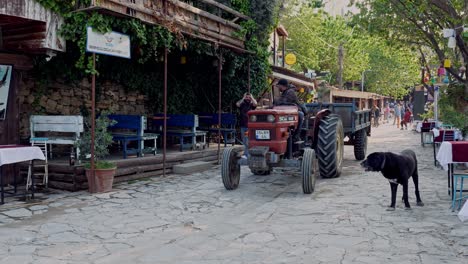 Un-Tractor-Turco-Y-Un-Remolque-Recorren-Las-Calles-Adoquinadas-Del-Pueblo-De-Sirince