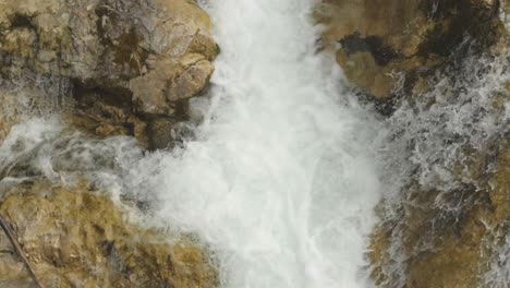 Schwimmender-Wasserfall-In-Österreich,-Scharnitz