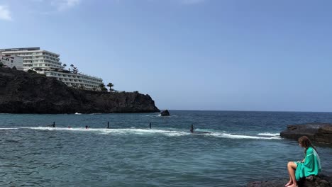 Piscina-Natural-De-Tenerife-En-La-Isla-Canaria-Durante-El-Día