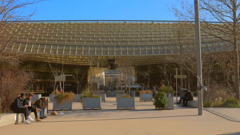 Einzigartiger-Architekturstil-Des-Vordachgebäudes,-Vorderansicht-Von-Außen-Tagsüber-In-Paris,-Frankreich