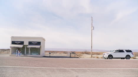 Prada-Marfa,-Entfernte-Kunstinstallation,-Die-Eine-Luxusboutique-In-Der-Wüste-Von-Texas-Nachahmt