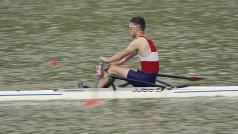 Una-Cámara-Sigue-A-Un-Remero-Rápido-En-Un-Solo-Remo-Durante-Una-Carrera.