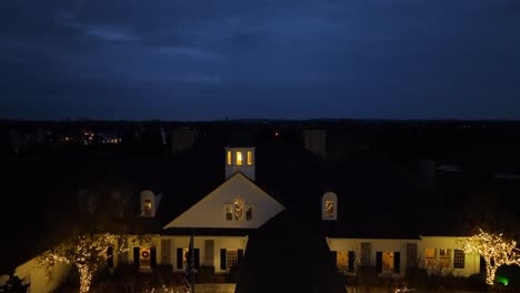 Luces-Navideñas-Brillantes-En-La-Casa-Club-De-Campo-Estadounidense