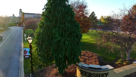 Hershey-Lodge-Hotelschild-Zu-Weihnachten-Dekoriert-In-Der-Schokoladenhauptstadt-Der-Welt-In-Hershey,-Pennsylvania