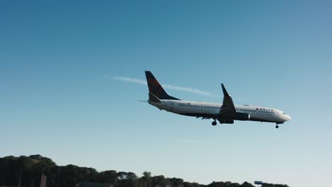 De-Cerca,-Un-Avión-Comercial-De-Delta-Llega-Para-Aterrizar-En-El-Aeropuerto-Atl-De-Atlanta,-Georgia.