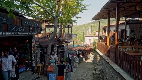 Escena-De-Una-Calle-Adoquinada-En-Un-Pueblo-Turco-Que-Vende-Artesanías-Y-Recuerdos-Locales.