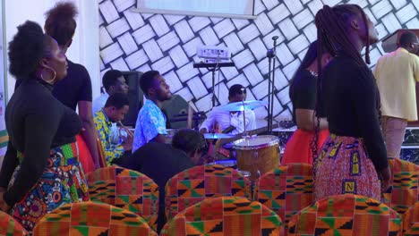 Pueblo-Africano-En-Orquesta-De-Iglesia-Rústica-Tocando-Instrumentos-Y-Cantando.