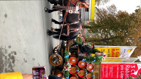 Traditional-parade-of-the-innkeepers,-first-day-of-the-Oktoberfest-in-Munich,-Germany