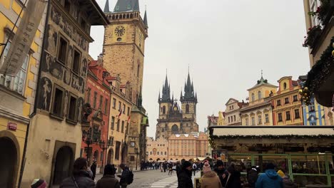 Plaza-Del-Casco-Antiguo-De-Praga-Llena-De-Gente-Durante-El-Invierno.