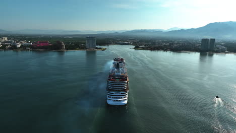 Toma-Aérea-Ascendente-De-Un-Gran-Crucero-Llegando-A-Puerto-Vallarta,-México