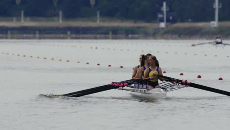 Las-Remeras-Se-Dirigen-Lentamente-Hacia-El-Inicio-De-La-Carrera-De-Cuádruple-Scull.