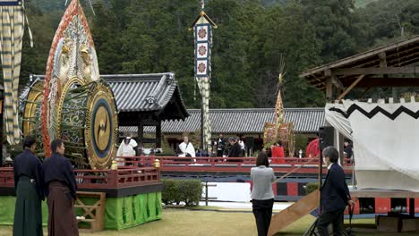 Hinter-Den-Kulissen-Warten-Beamte-Auf-Dem-Rasen-Von-Todaji-Auf-Den-Großen-Gedenkgottesdienst,-Der-Am-14.-Oktober-2023-In-Nara-Stattfindet