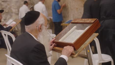 Alter-Mann-Liest-Thora,-In-Der-Nähe-Der-Klagemauer,-Jerusalem,-Israel