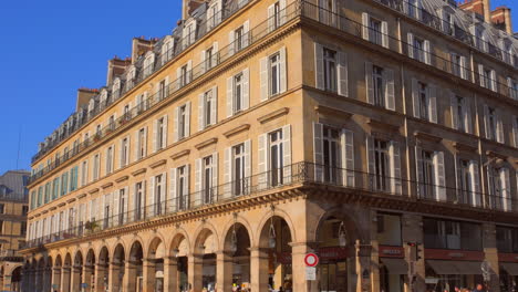 People-Traveling-At-Famous-Haussmann-Architecture-Of-Buildings-On-The-Rivoli-Street-In-Paris,-France