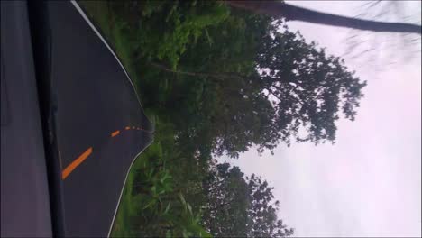 Der-Blick-Vom-Armaturenbrett-Des-Autos-Geht-über-Kurvenreiche-Landstraßen-Auf-Der-Südroute-Von-Garut,-West-Java