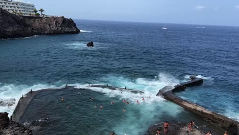 Piscina-Natural-De-Tenerife-En-La-Isla-Canaria-Durante-El-Día