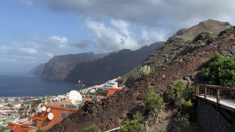 Vista-De-Los-Gigantes-Desde-Arriba-Durante-El-Día,-Tenerife-En-España-4k-30-Fps