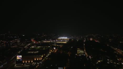 Disparo-De-Drone-Acercándose-Al-Estadio-Yankee-Iluminado,-Noche-En-El-Bronx,-Nueva-York,-Estados-Unidos