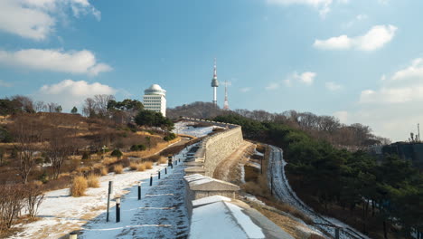 Vista-De-La-Torre-Namsan-Y-La-Muralla-De-La-Ciudad-De-Seúl-En-Un-Día-De-Invierno---Timelapse-Estático