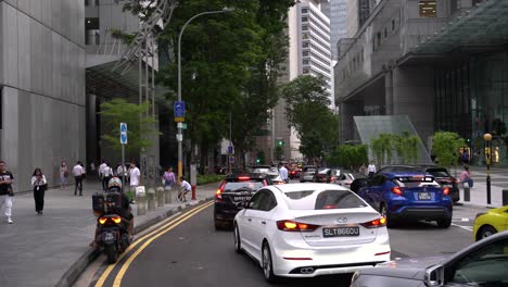 Escena-Matutina-De-La-Calle-Con-Tráfico-Lento-En-El-Distrito-Central-De-Negocios,-Raffles-Place,-Singapur