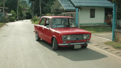 Ein-Klassisches-Italienisches-Rotes-Auto-Auf-Einer-Schmalen-Straße-In-Thailand