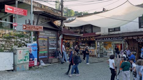 La-Gente-Visita-El-Pintoresco-Pueblo-De-Montaña-En-Busca-De-Recuerdos-De-Artesanía-Local.