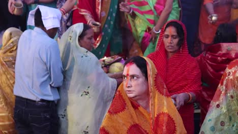 Un-Devoto-Que-Realiza-Rituales-Sagrados-En-El-Festival-Desde-Diferentes-ángulos-Toma-Un-Video-Con-Motivo-Del-Festival-Chhath-Que-Se-Usa-Para-Celebrar-En-El-Norte-De-La-India-El-28-De-Octubre-De-2022