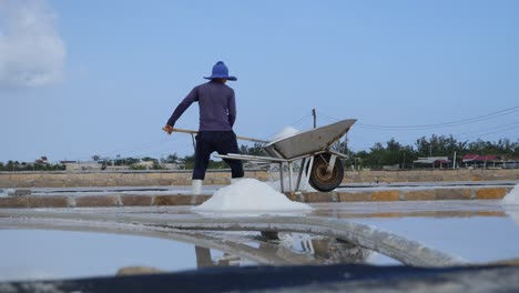 Un-Agricultor-De-Sal-Marina-Está-Recogiendo-Sal-Marina