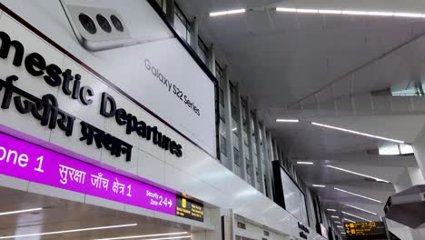 Passagiere,-Die-Am-Flughafen-Zum-Boarding-Und-Zur-Gepäckabholung-Gehen,-Innenansicht-Video,-Aufgenommen-Beim-Vistara-Flug-In-Delhi,-Indien,-Am-5.-März-2022